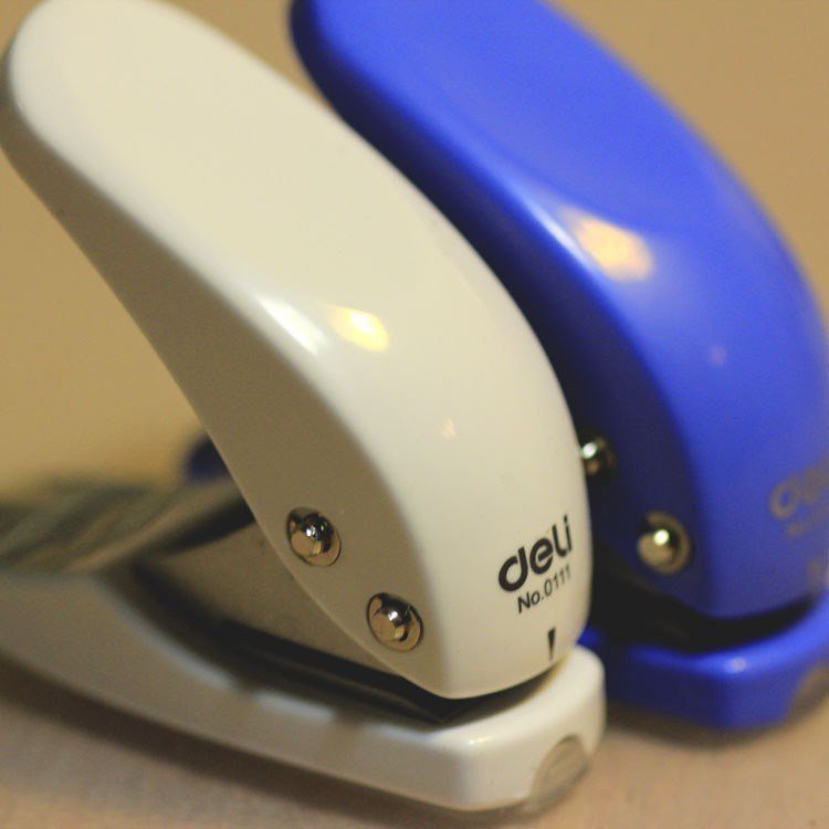 Bấm lỗ giấy, bìa, card các loại DELI No.0111