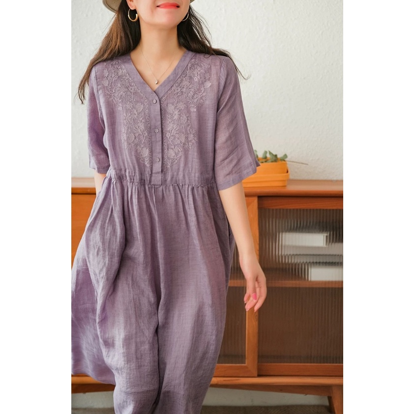 Đầm linen suông cổ V, Váy linen nữ suông dài nhún eo thêu hoa trước ngực Da189