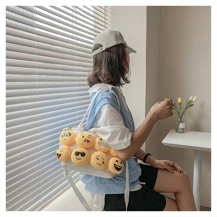 Túi đeo chéo phong cách đường phố cá tính