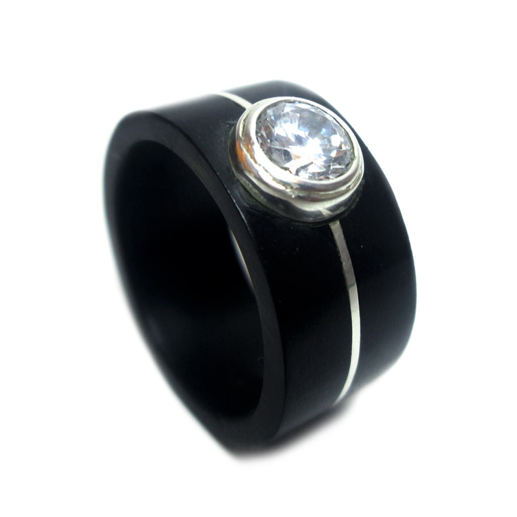 Nhẫn chế tác từ gỗ mun sừng cẩn bạc nguyên chất và đá Topaz