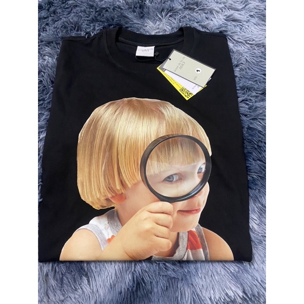 Áo thun ADLV nam nữ in hình bé cầm kính núp chất liệu cotton cao cấp