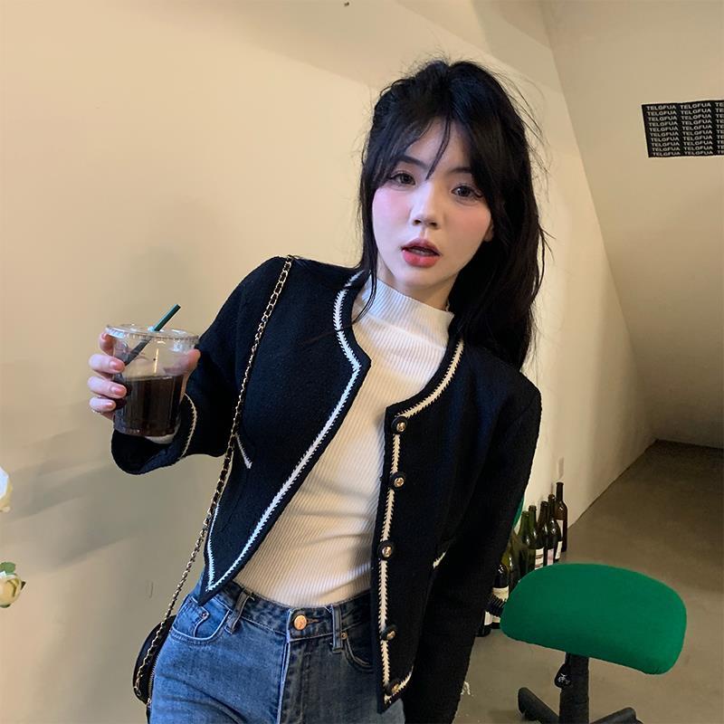 Áo khoác ngắn màu đen phong cách Hàn Quốc cho nữ