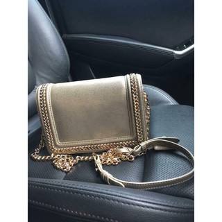 túi xách charles&keith viền xích đeo chéo