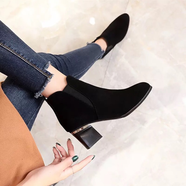 Boot nữ, màu đen sang chảnh, dễ phối đồ, ôm chân và chất liệu đẹp. Có 2 loại chất liệu để bạn chọn lựa là da và da Lộn !