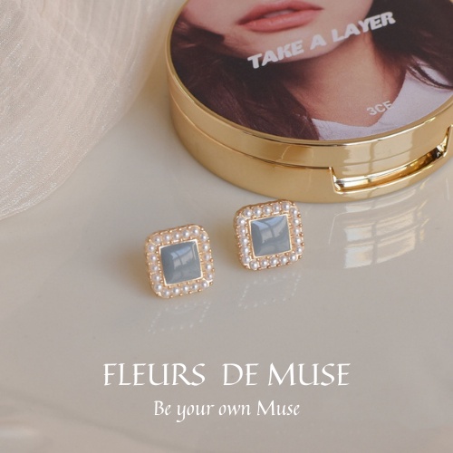 Khuyên tai đá lam xanh nhạt Pastel viền hạt trai dịu dàng thanh lịch Fleurs de Muse