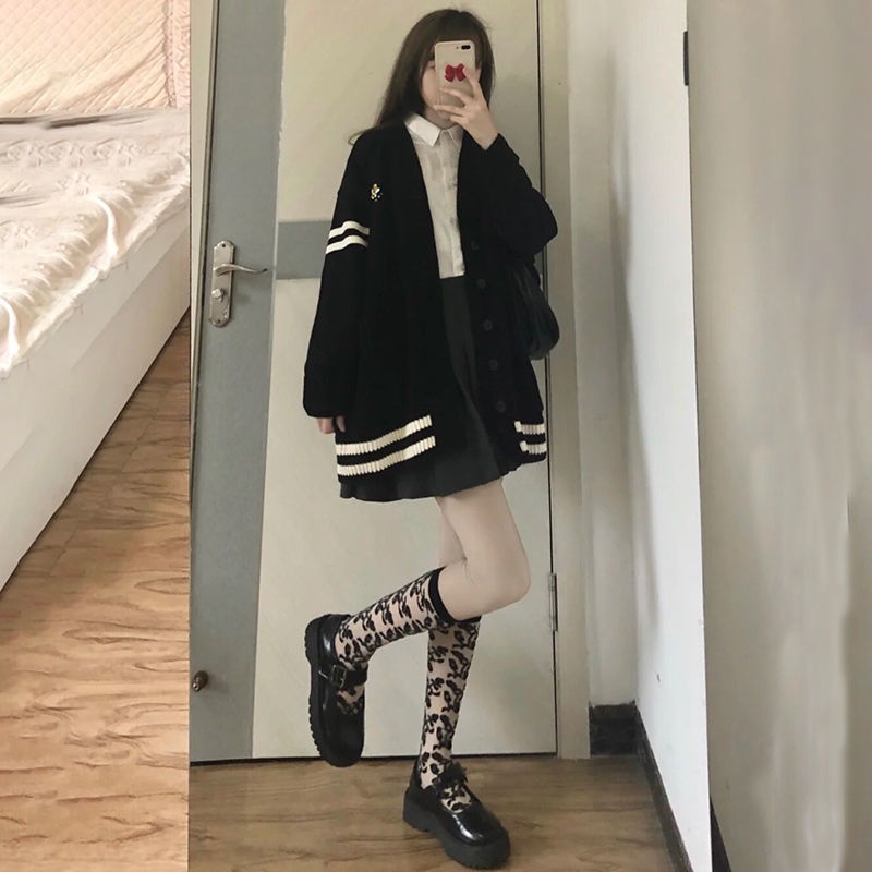 2021 autumn / winter V-collar bees embroidery Korean version of long-sleeved loose student knitted cardigan jacket three-piece set