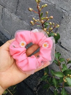 Cột tóc scrunchies mẫu hoa cúc 2 lớp