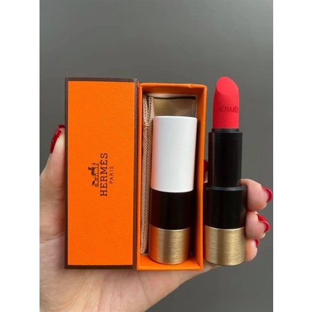 Son môi sân bay Hers Matte Màu 64 Rouge Casaque – Màu Đỏ Tươi