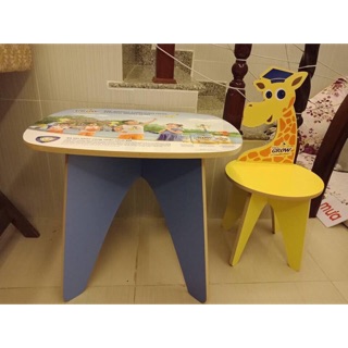 Bộ bàn ghế gỗ kèm bộ tô màu cho bé