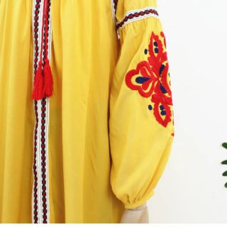 Váy thổ cẩm vàng sẵn