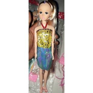 Một bé búp bê có 11 khớp tóc dài 2 màu kèm chiếc ví bằng nhựa rất đẹp (chỉ phân loại màu tóc)
