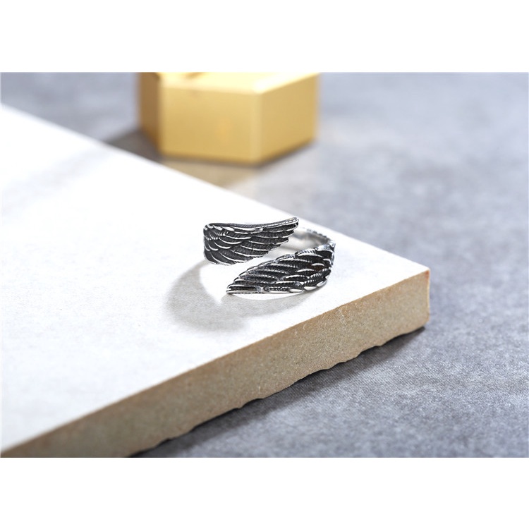 Nhẫn titan kiểu đôi cánh không gỉ UR2210