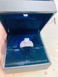 Nhẩn nữ màu trắng