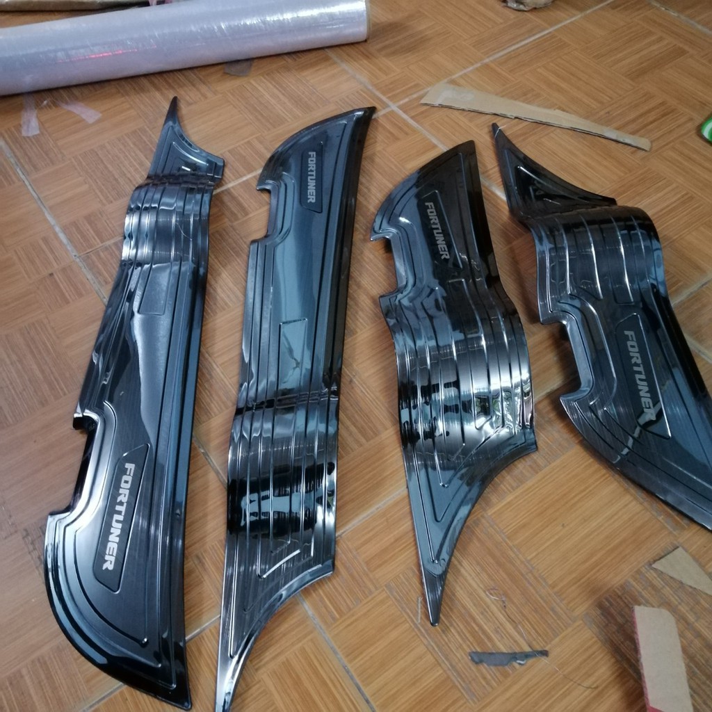 Bộ 4 ốp tapli cửa xe Fortuner 2018 2019 2020 2021mẫu titan đẹp