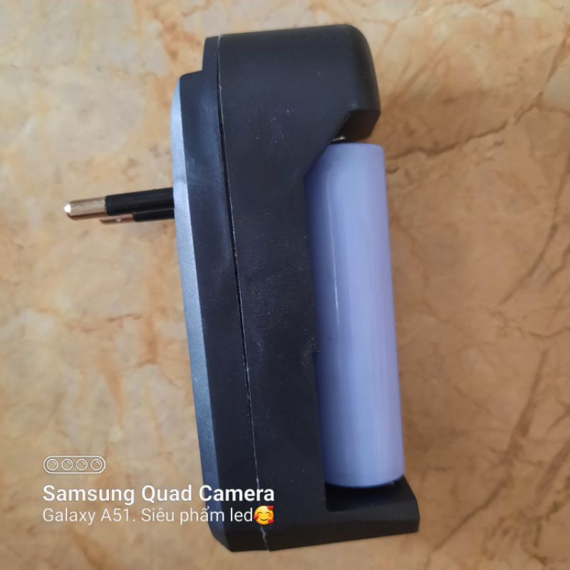 Sạc pin đa năng 18650