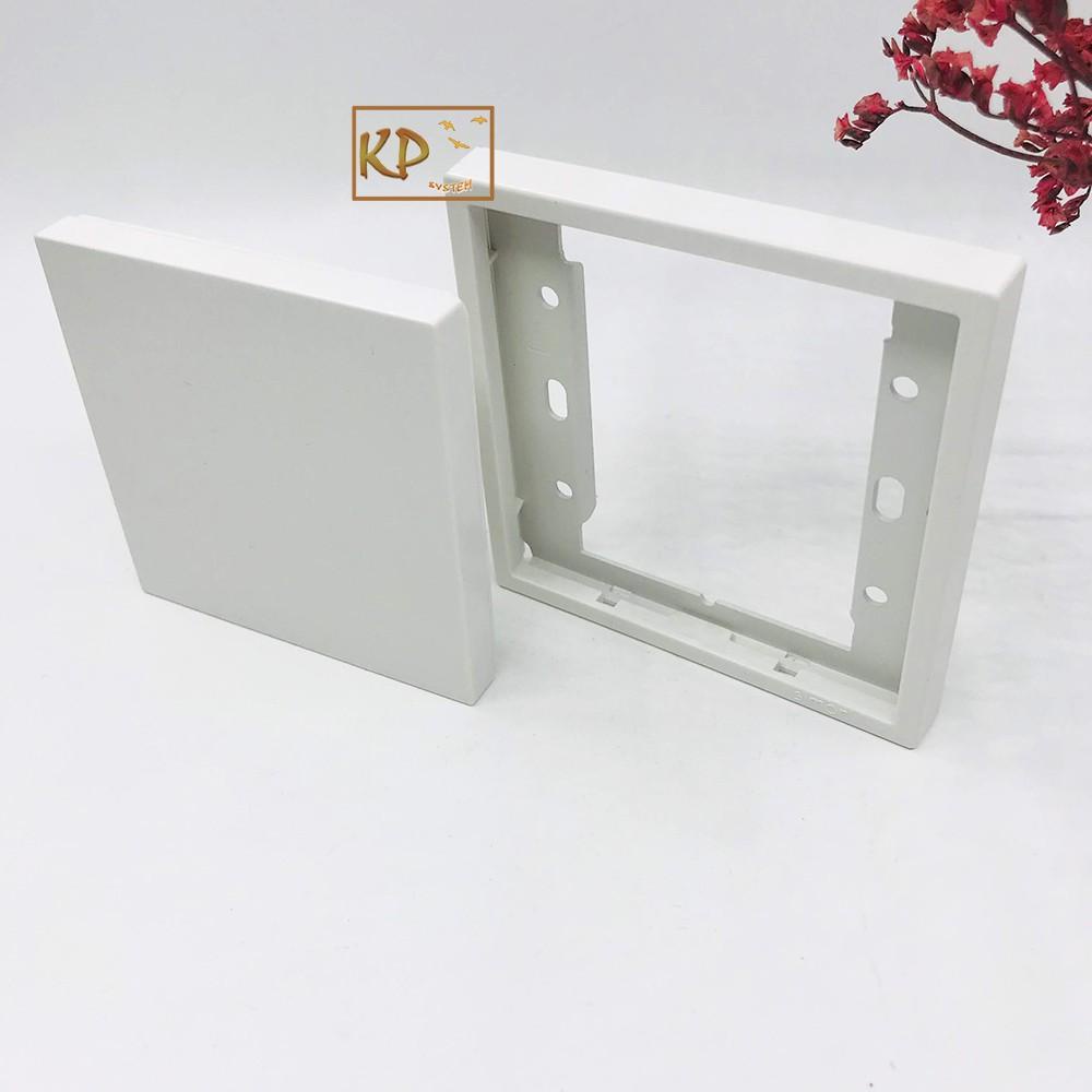 Mặt che trơn vuông cho ổ điện lắp đế âm chuẩn vuông Simon i7 701000