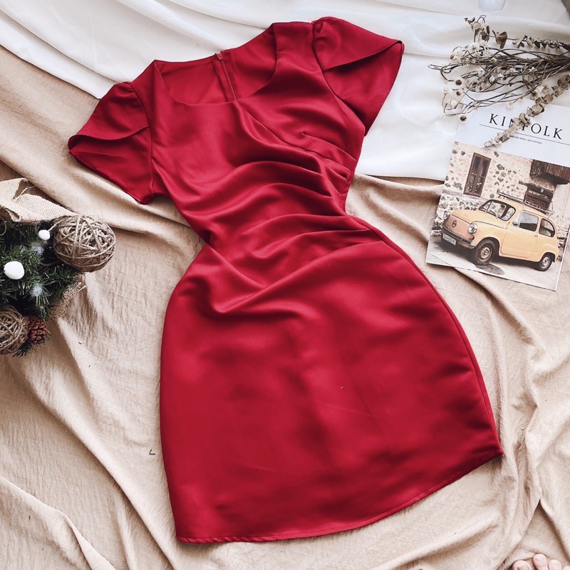 ĐẦM ĐỎ CỔ TRÒN XẾP BÊN EO