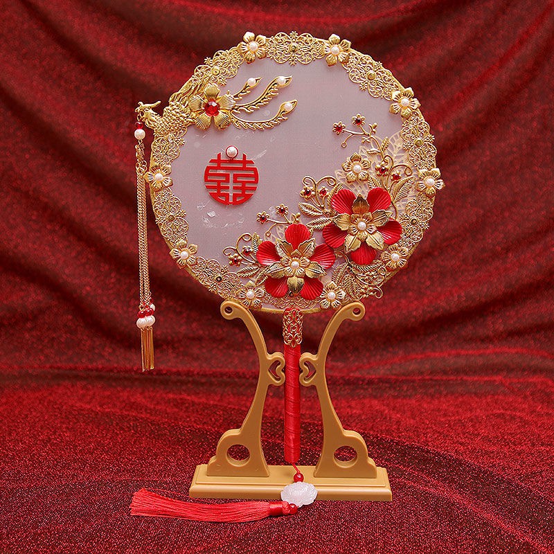 Quạt xếp cầm tay sang trọng cho cô dâu
