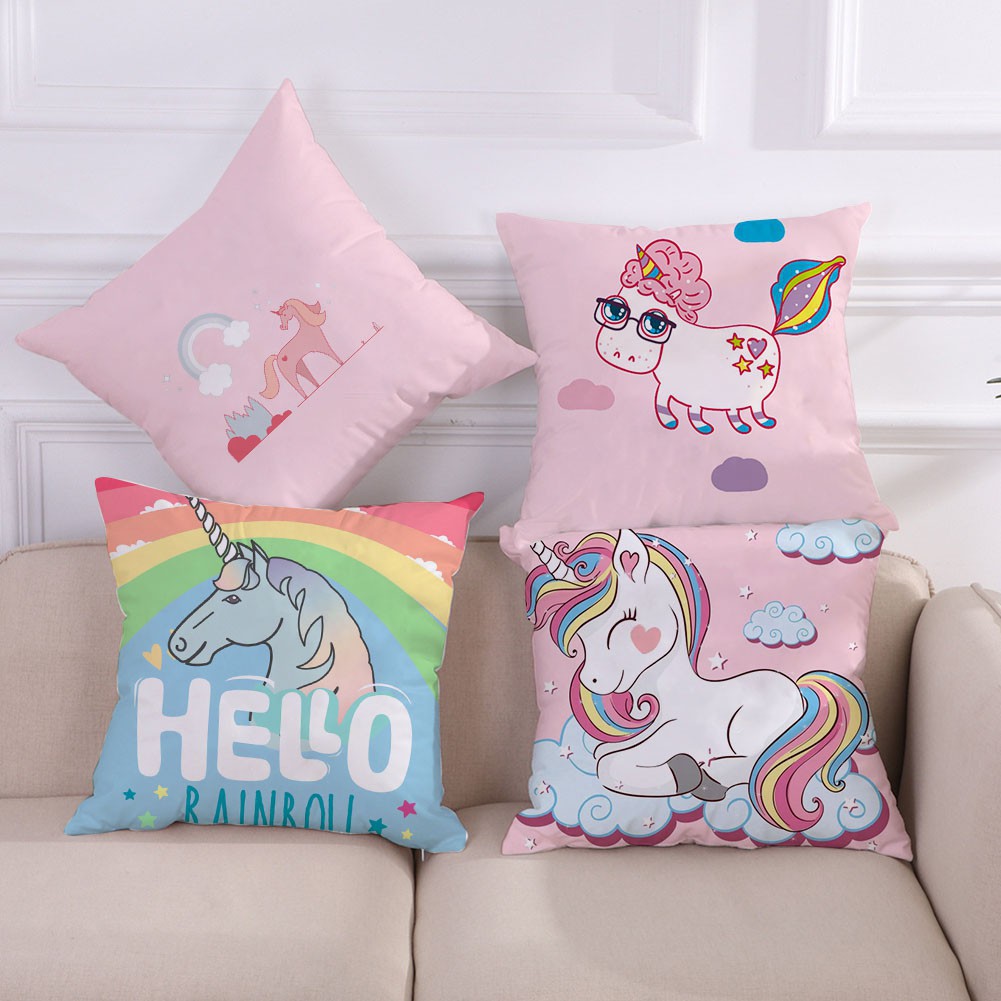 Áo gối hình vuông được làm từ polyester với họa tiết hình con kì lân theo phong cách hoạt hình