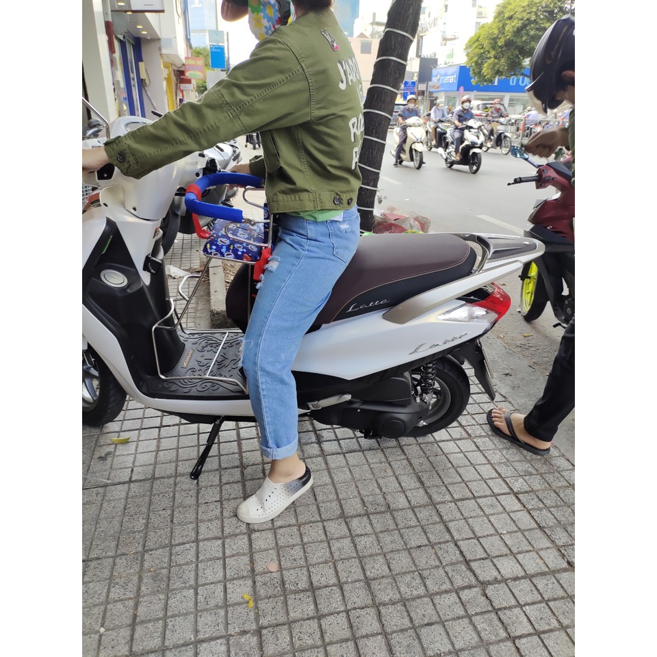 Ghế ngồi xe Latte cho bé có vòng bảo hiểm