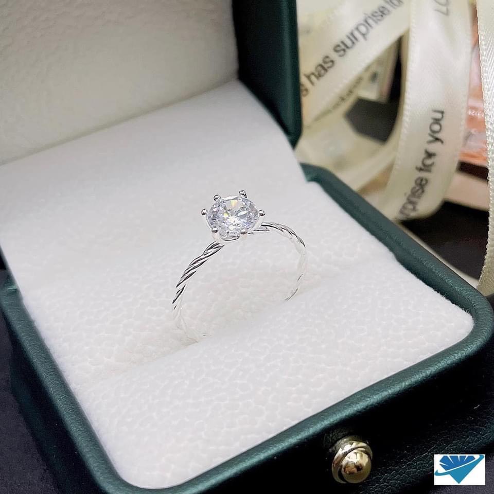 Nhẫn nữ bạc thật thân xoắn gắn đá cao sáng đẹp trẻ trung - Kho sỉ bạc Nhất Linh