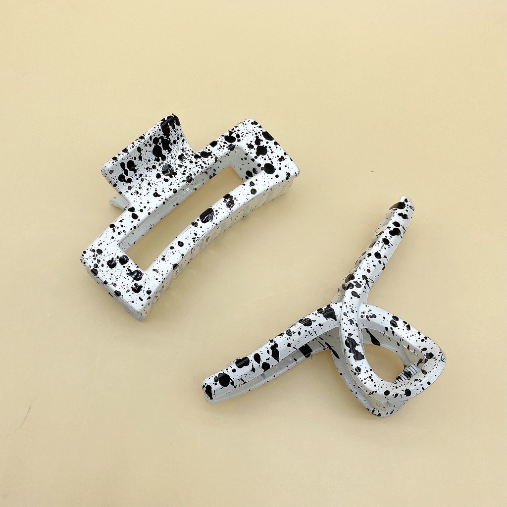 Kẹp tóc càng cua đốm trắng đen hình học hot thời trang K130