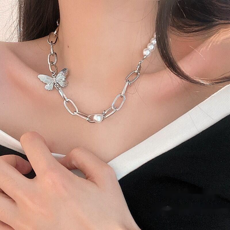 Vòng cổ Dáng Ngắn Phối Mặt Hình Bướm Đính Ngọc Trai Thời Trang Cá Tính