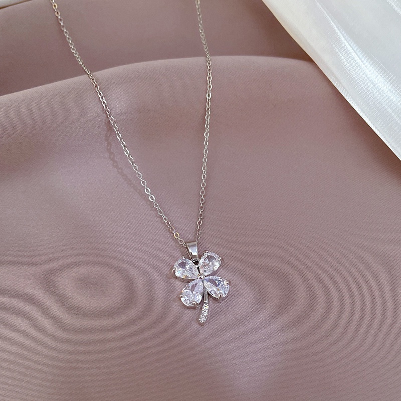 Vòng cổ titan nữ mạ bạc mặt cỏ 4 lá may mắn đính đá pha lê lấp lánh thời trang