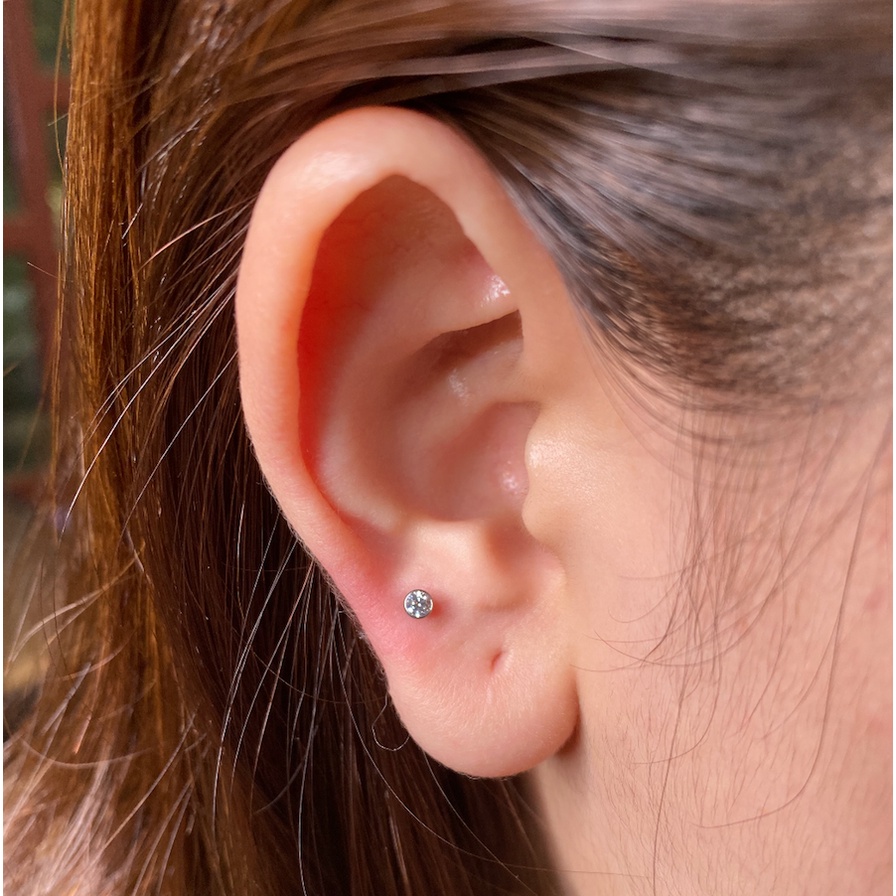 Khuyên tai Titan F136 chuẩn ASTM mặt đá - Crystal Ball Titanium