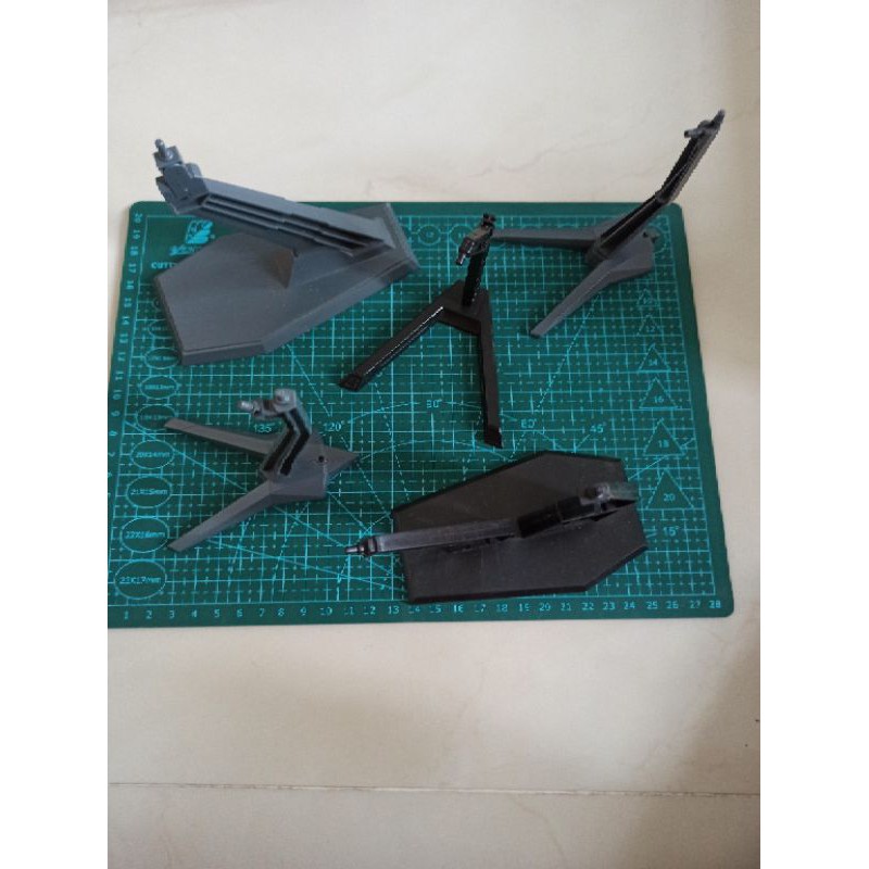 Base và phụ kiện và vũ khí và gundam