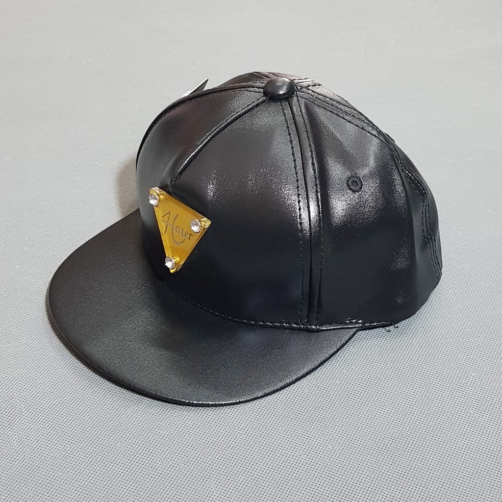 Nón snapback da đen gắn logo cá tính cho bé