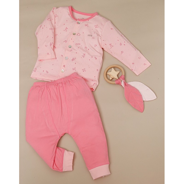 Bộ quần áo cho bé cài dài thẳng màu hồng nhạt Nous chất liệu Petit kháng khuẩn mềm mại ( size 0-12 tháng)
