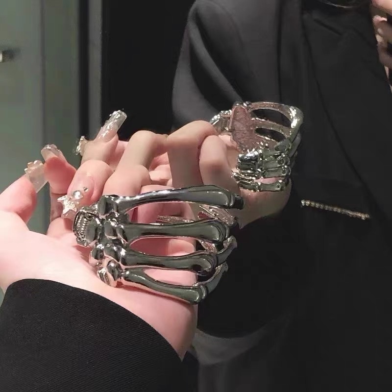 Vòng đeo hình xương bàn tay cực cá tính