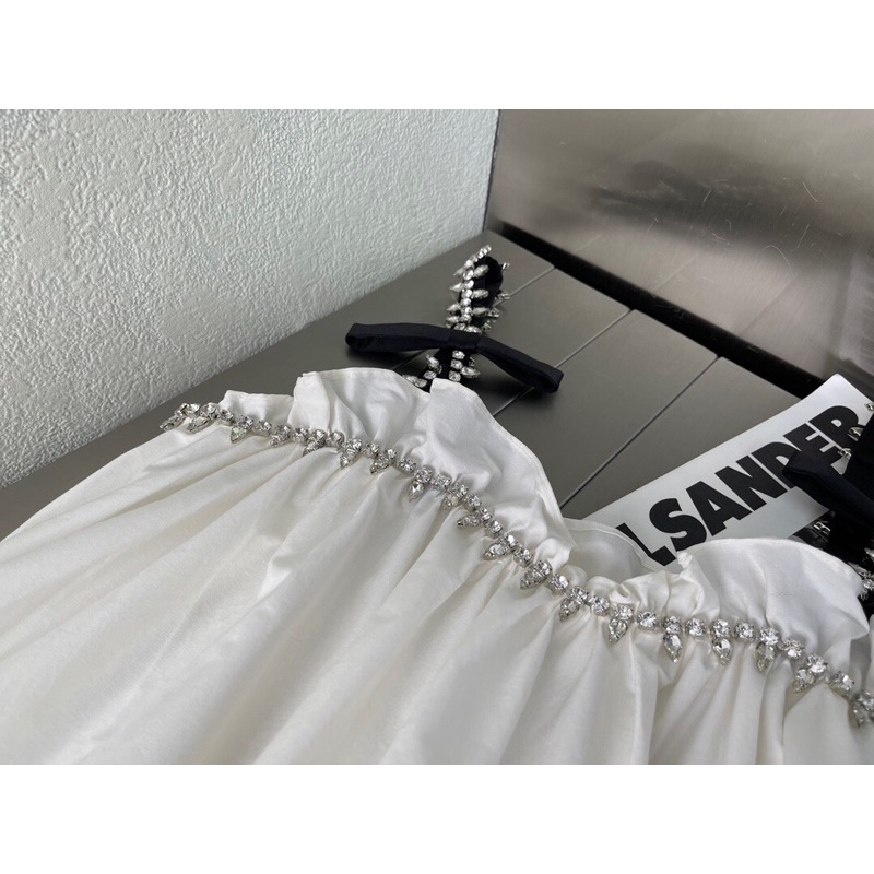 Đầm maxi hai dây trắng đính đá nhẹ nhàng mà sang trọng tinh tế