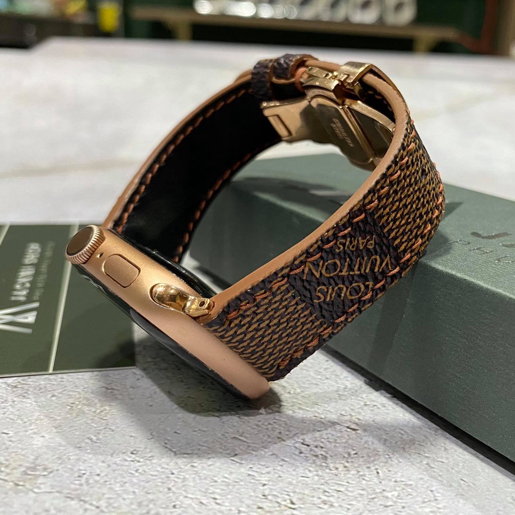 [DÂY DA SIMILI] DÂY DA LV HỌA TIẾT CARO MÀU NÂU KHÓA BƯỚM CHO APPLE WATCH SERIES 1=&gt;6 (BẢO HÀNH 1 NĂM)