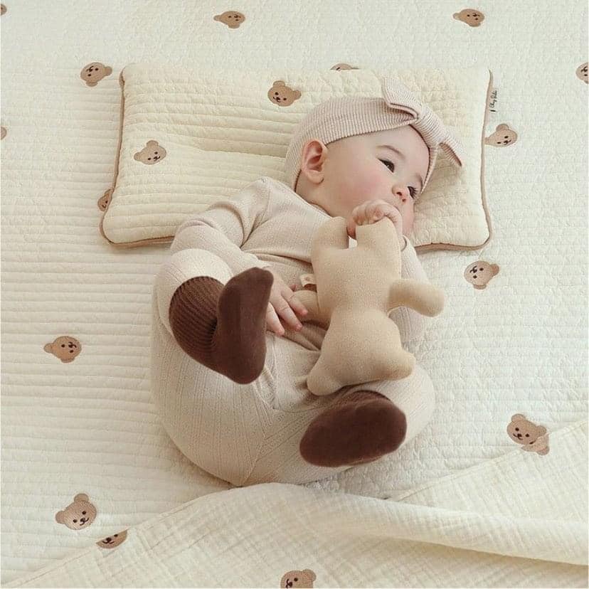 Gối Nằm Bo Viền CHEZBEBE 40x25cm Thiết Kế Thêu Họa Tiết Gấu Và Thỏ Made In Korea
