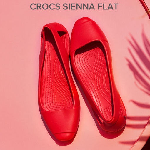 Giày sandal Crocs đế bằng thời trang đi biển cho nữ