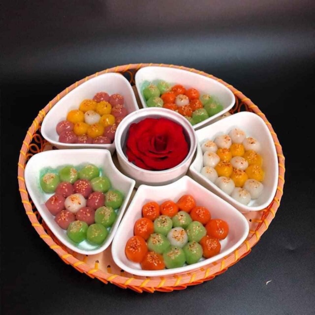 Bộ đĩa 5 cánh hoa đào sứ,  trái tim bát tràng kèm khay mây