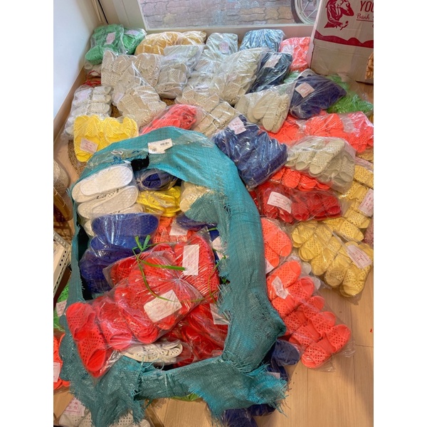 Dép tổ ong kèm sticker cho bé màu vàng nhạt,tím