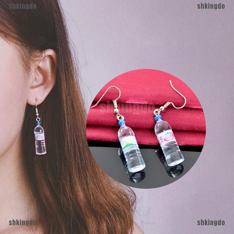 Đôi khuyên tai hình chai nước bằng nhựa sáng tạo và độc đáo