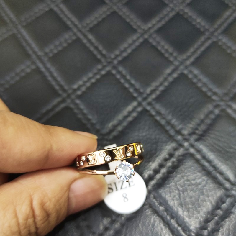 Nhẫn Nữ Đính Đá Nhân Tạo Titan Ko Đen TT 4311