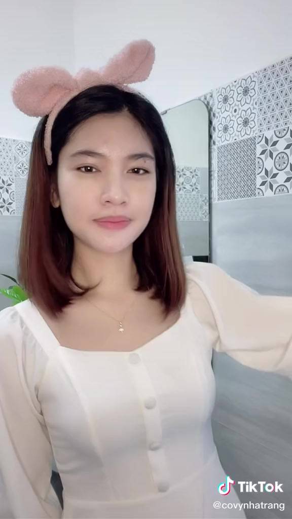 Sữa Rửa Mặt Sắc Ngọc Khang 100g công thức Gel dịu mát + hạt tinh thể vitamin E giúp làm sạch dịu nhẹ & không làm khô da | BigBuy360 - bigbuy360.vn