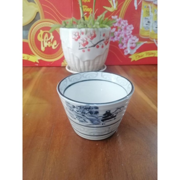 Chung sứ Nhật uống trà có hoa văn.