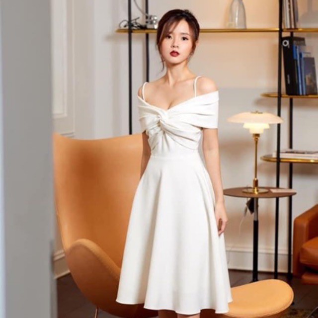 Đầm trắng dự tiệc xoè trễ vai xoắn ngực