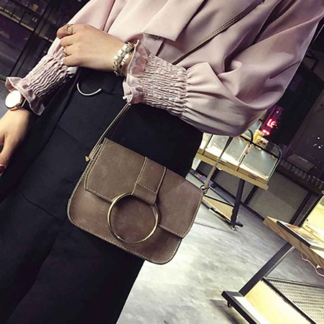 Túi hộp đeo chéo khuy tròn to