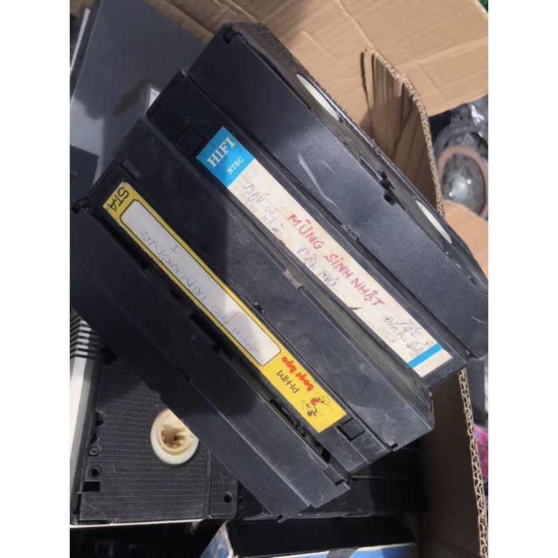 Băng VHS dùng để trang trí quán, trưng bày