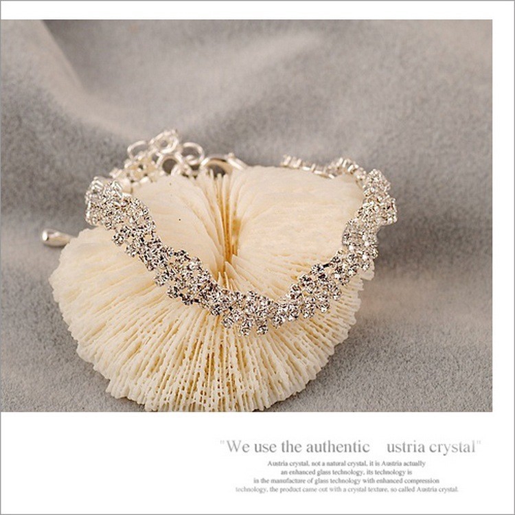 Vòng tay hợp kim đính đá kiểu dáng sang trọng, thời trang cho nữ | BigBuy360 - bigbuy360.vn