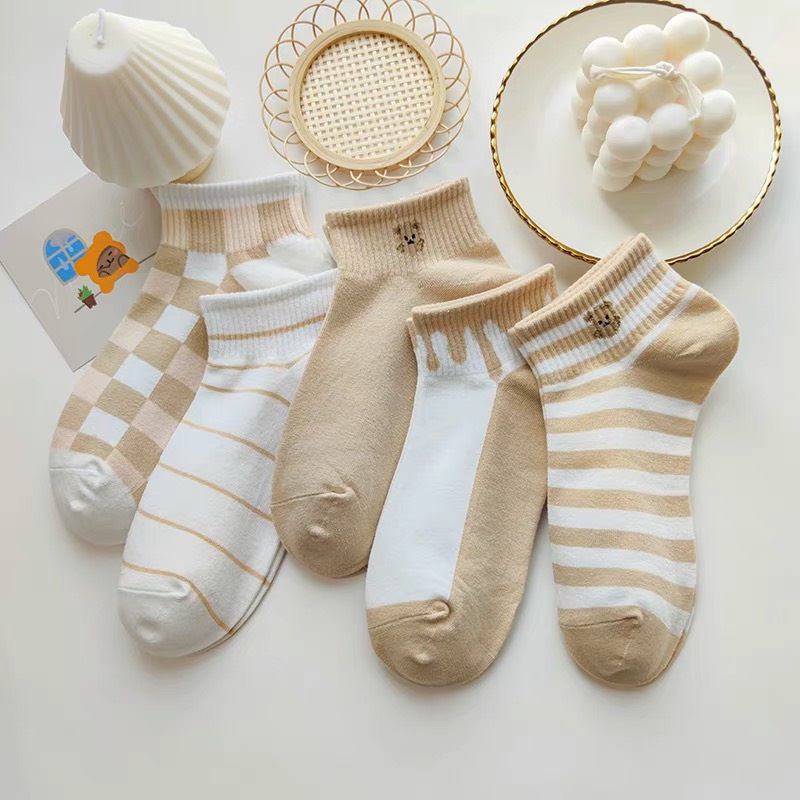 Tất nữ cổ ngắn phong cách hàn quốc nhẹ nhàng chất liệu thoáng mát, thấm mồ hôi họa tiết gấu màu nâu trắng