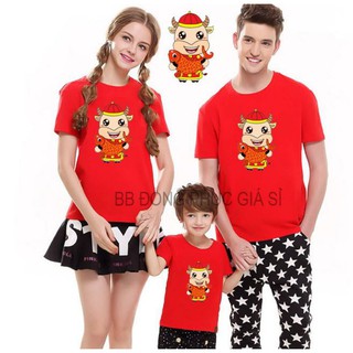 Áo gia đình tết trâu thần tài ômcá chép màu đỏ. Kéo hình sang trái xem hình thật