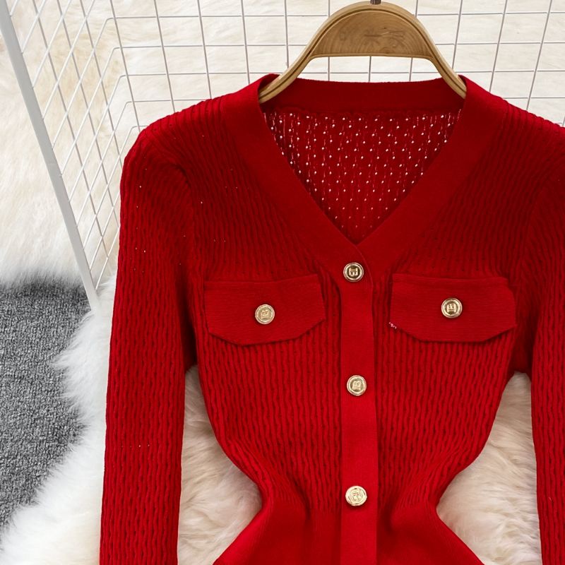 Đầm len body cổ V đính nút
